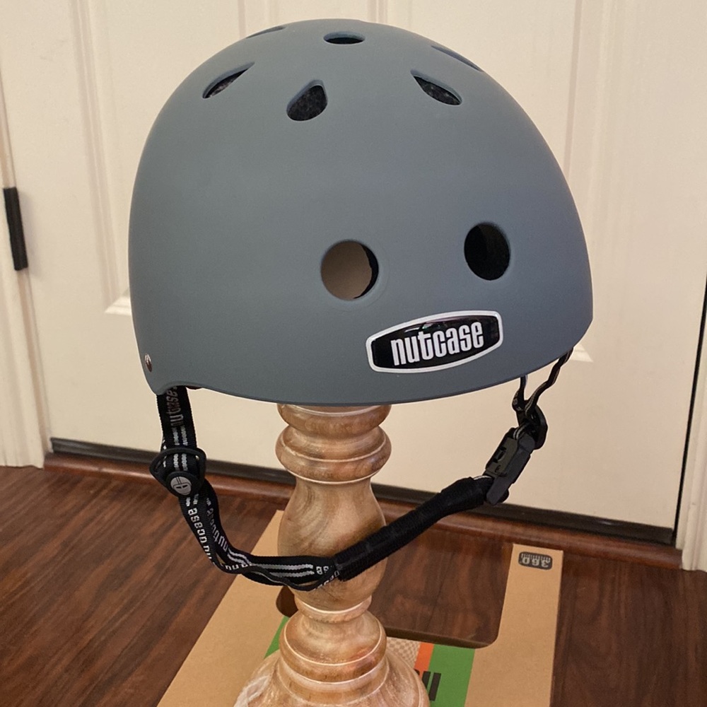 NWT Nutcase Helmet Skate, Bike , 360 Reflectivity Mag Buckle, Grey, Yout…